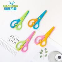 ราคา กรรไกรตัดกระดาษสำหรับเด็กกรรไกรแบบปลอดภัยป้องกันการหยิกด้วยมือกรรไกรตัดขอบพลาสติกแบบตรงรอยพับนักเรียนอนุบาลกรรไกร Vsei (19624682061)