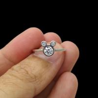 ราคา แหวน เงินแท้ 92 5 งานส่งออก ฝังเพชรสวิส cz เกรด 5A ขนาด 5 มิล 1 เม็ด และขนาด 2 มิล 2 เม็ด ฝังเป็นแบบฝังหุ้มครับ ไม่เกี่ยวเสื้อผ้า ก้านแหวนทรงลวด ไม่มีความคม หน้าแหวนขนาด 8 5 มิล หนัก 2 3 2 6 กรัม ตัว 