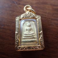 ราคา จี้พระ พระสมเด็จ สมเด็จโต สมเด็จวัดระฆัง โชคดีมีลาภ เนื้อ 3 กษัตริย์ สมเด็จ สมเด็จพุฒจารโต ขนาด 1 5X2 5 ซม เลี่ยม กรอบพระ ทองไมครอน (19540111064)