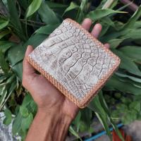 ราคา กระเป๋าหนังจระเข้ สีขาวหิมาลัยยัน กระเป๋าสตางค์หนังจระเข้ ถักขอบตาลอดใบ ซับในของ กระเป๋า เป็นหนังแท้ (17346993965)