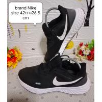 ราคา รองเท้ามือสองสภาพดี size 42 ความยาว 26 5cm เหมาะสำหรับใส่เล่นกีฬา (21288227836)