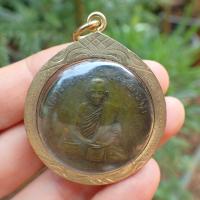 ราคา จี้ จี้พระ เหรียญหลวงพ่อกวย หลวงพ่อกวย เนื้อทองฝาบาตร เลี่ยมกรอบชุปทอง สวยงาม (18435745329)