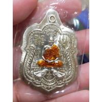 ราคา เหรียญ หลวงพ่อทอง วัดบ้านไร่ อ ด่านขุุนทด จ นครราชสีมา รุ่นรวยหมื่นล้าน เนื้อ อัลปาก้าลงยาจีวร ไม่ตัดปีก ตอก9 รอบ จัดสร้าง ในวาระ ครบ 6 รอบ หลวงพ่อทอง เลขโค้ด 211 รายการนี้จัดสร้างเพียง 300เหรียญ อยู่