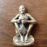 ราคา พระเครื่อง เครื่องราง รูปหล่อหลวงปู่สรวงนั่งกำข้าว เนื้อทองเหลือง (19595751168)