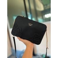 ราคา Guess กระเป๋าสะพายครอสบอดี้ crossbody bags for women ทรงกล่องลายดอก แถมฟรีถุงกระดาษแบรนด์ (20288360029)