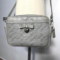 ราคา กระเป๋าถือ COACH แท้ หนังแท้ มีตำหนิ หนังลอกแตกร้าวทั้งใบ ลดราคาขาดทุน COACH 49430 EMBOSSED LIQUID GLOSS MINI CAMERA BAG Clearance (20971995943)