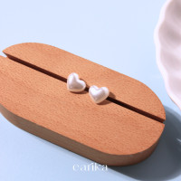 ราคา earika earrings white pearl puffy heart ต่างหูแป้นรูปหัวใจสีมุกขาว ก้านเงินแท้ เหมาะสำหรับคนแพ้ง่าย (20812469274)