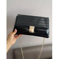 ราคา Guessกระเป๋าสะพายผู้หญิง สายโซ่ทอง สีดำ ขาว เก็บโค้ดส่งฟรี New s j bag (20001934971)