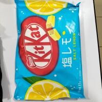 ราคา KitKat เวเฟอร์เคลือบช็อกโกแลตจากญี่ปุ่น มีหลายรสชาติให้เลือก ควรแช่เย็นก่อนแกะรับประทาน (17589436425)