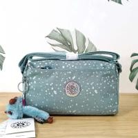 ราคา กระเป๋าสะพายข้าง ขนาดเล็กทรงสี่เหลี่ยมผืนผ้า KIPLING Monkey program K16217 Seoul up sling bag รุ่น 3 ซิป วัสดุ Nylon 100 งานแท้outlet (19923364493)