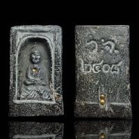 ราคา พระหลวงปู่ทวดพิมพ์สี่เหลี่ยมเนื้อสีดำใบลานฝังแร่เม็ดทอง หลังเขียน วจ ย่อมาจากวิจารณ์ 2408 ส่งตรงปก ข007 (19276320158)