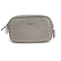 ราคา กระเป๋าสะพาย COACH แท้ หนังแท้ หนังนิ่มสวย ประดับหมุด ช่องซิป 2 ช่อง ใส่โทรศัพท์มือถือได้ สายหนังแท้ COACH 24399 CROSSBODY POUCH WITH LACQUER RIVETS (1080042109)