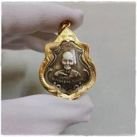 ราคา หลวงพ่อคง สุวณณ เนื้อผิวเงินโบราณ วัดซำป่าง่าม ฉะเชิงเทรา ปี 2483 เลี่ยมกรอบทองไมคร่อนอย่างดี (17504079748)