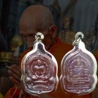 ราคา จี้พระ พระเครื่อง เหรียญหลวงพ่อรวย ปาสาทิโก รุ่น รวยพันล้าน วัดตะโก อ ภาชี จ พระนครศรีอยุธยา ปี2555 เลี่ยมกรอบสแตนเลสแท้ขนาด3 5 5 5 (18326214646)