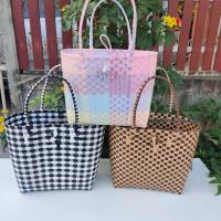 ราคา ตระกร้าสานเส้นพลาสติก กระเป๋าสานเส้นพลาสติก กระเป่าสะพายข้างใหญ่ กว้าง17ยาว32สูง28 CM วัดจากขอบปากตระกร้า (9755258719)