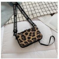 ราคา Bagster กระเป๋าสะพายข้างทรงกล่อง ไซส์เล็ก สีลาย กระเป๋าเดินทางมินิ กระเป๋าสะพายข้าง Forever Young (2388602786)