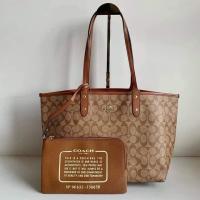 ราคา กระเป๋าสะพาย Coach กระเป๋าโท้ท แบบพลิกกลับได้ในแคนวาสซิกเนเจอร์พร้อมกระเป๋าแบบถอดได้ (16677334311)