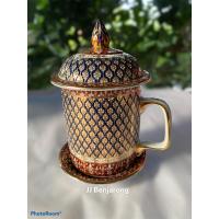 ราคา แก้วมัคพร้อมจานรองและฝาปิด ลายเบญจรงค์ Traditional Mug 300 ml with lid and saucer handpainted by JJ Benjarong (9150693677)