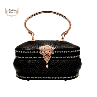 ราคา กระเป๋าย่านลิเภาทรงรีไข่สามขอบสีดำหูโลหะ (19769349427)