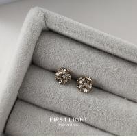 ราคา First Light Morning Crystal Ball Earrings ต่างหู Swarovski Elements ต่างหูแป้นเสียบ (21306279075)