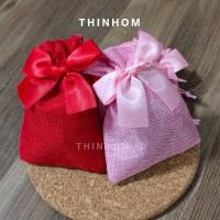 ราคา ถุงผ้าใส่ของชำร่วย ถุงผ้าผูกโบว์ ผ้ากระสอบ ขนาด 10 x 14 cm และ 13x18 cm ใส่ของที่ระลึก ของขวัญ (19028717059)