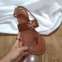 ราคา TORY BURCH รองเท้าแตะสำหรับผู้หญิงฤดูร้อนแบน herringbone รองเท้าแตะ 2023 ใหม่ยุโรป และอเมริกันรองเท้าแตะสไตล์อเมริกันเรียบง่ายอเนกประสงค์รองเท้าชายหาดโรมัน (20657441061)