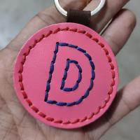 ราคา พวงกุญแจตัวอักษร ABC พวงกุญแจหนังแท้ ใช้ห้อยกุญแจ ห้อยกระเป๋า ทำจากหนังวัวแท้ 100 (12507649139)