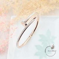 ราคา พร้อมส่ง กำไลคาเทียร์รุ่นฝังเพชร กำไลแฟชั่นสแตนเลสแท้ ตัวเรือนเงา แบบหนา ไม่ลอกไม่ดำ เกรดพรีเมี่ยม รุ่นหนา (15747671837)