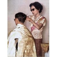 ราคา ภาพสมเด็จย่าปลงพระเกศาในหลวงรัชกาลที่9 ภาพมงคล เสริมฮวงจุ้ย รูปภาพติดผนัง โปสเตอร์ราชวงค์นาดภาพ15x21 38 cm x 53cm (1403228781)