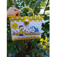 ราคา กระเป๋าสานพลาสติกลายโดเรม่อนแบบฝาปิดขนาด15 19 16 ลายใหม่ต้องการสีอื่นๆแจ้งแม่ค้าทางแชทคะ ลูกค้าเลือกเองได้ (18223603020)