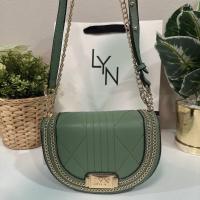 ราคา แท้OUTLET Lyn กระเป๋าสะพาย ทรง โค้ง ครึ่งวงกลม ตัวใหม่ปรับสายได้ อุปกรณ์ ป้ายแท็ก ถุงผ้า ขนาด 7 5 นิ้ว (19530517874)