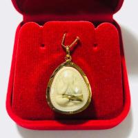 ราคา พระปิดตา รุ่นปิดตามหาลาภ วัดบ้านไร่ เลี่ยมทองแท้ 90 เลี่ยมกันน้ำ (11784184740)