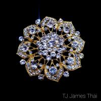 ราคา เครื่องประดับชุดไทย เข็มกลัดชุดไทย เข็มกลัดทองประดับเพชร ขนาดใหญ่เส้นผ่าศูนย์กลางประมาณ 6 5 cm ใช้สำหรับกลัดสังวาลย์ กลัดสไบ กลัดหน้าอก (13360368610)