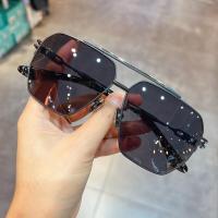 ราคา Chrome Hearts แว่นตากันแดดแบบโปรเกรสซีฟของผู้ชายแฟชั่นกรอบขนาดใหญ่ของผู้หญิงแว่นตาสำหรับขับรถชาสีฟ้าป้องกันรังสียูวี (18200123175)