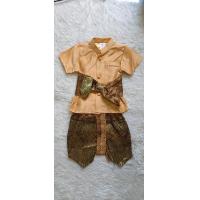 ราคา ชุดไทยเด็กผู้ชาย ชุดไทยเด็กใส่ไปโรงเรียน ครบเซ็ต 3 ชิ้น เสื้อผ้ามันสีพื้น โจงกระเบน ผ้าคาดเอว พร้อมส่งสินค้าในไทย ชุดไทย E9056 (14737156445)