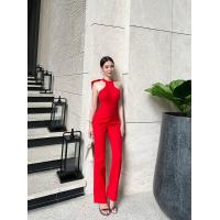 ราคา Swan จั้มสูทขายาวคล้องคอสีแดงสด ดีเทลสายคู่แต่งเพชรด้านหลังมาพร้อมกับโบว์ใหญ่ (21087546770)