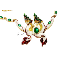 ราคา สร้อยคอพญานาคลง 2 เศียรตัวเรือน ทองเหลือง ชุบทองเคลือบแก้ว น้ำหนักเบา บริเวณเศียรและลำตัวมีลวดลายงดงาม แสงสะท้อนเกล็ดที่ลำตัวจะเกิดเงาดูมีมิติ สวมใส่ง่ายดายปรับระยะสั้นยาวตามต้องการได้ เพิ่มสง่าราศีเส