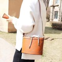 ราคา กระเป๋าสะพายเอนกประสงค์ สีน้ำตาล สะพายข้างทรงถัง Estee Lauder (18549163503)