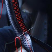 ราคา เคสฝาครอบพวงมาลัยรถยนต์ DIY หนัง PU อเนกประสงค์ที่มีเข็มและด้ายสีดำสีแดง (18526106465)