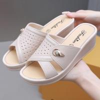 ราคา Vogue Bible รองเท้า ผู้หญิง รองเท้า แตะ หญิง รองเท้าผู้หญิงฤดูร้อนแฟชั่นกันน้ำกลางแจ้งบ้าน Wedges รองเท้าแตะรองเท้าแตะสำหรับผู้หญิง รองเท้า ส้นตึก 2023 ใหม่ B27G01V (20062210434)