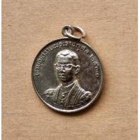ราคา เหรียญในหลวงรัชกาลที่ 9 หลังหลวงพ่อฤาษีลิงดำ วัดท่าซุง จ อุทัยธานี ปี 2530 เนื้อกะไหล่เงิน สภาพสวย (20670832182)