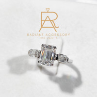 ราคา แหวนเงินแท้ ชุบทองคำขาว ฝังเพชร Moissanite Emerald cut 2 กะรัต (19918431876)