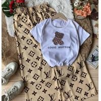 ราคา ชุดเซ็ท2ชิ้น ใส่สบาย คลายร้อน เสื้อยืดคอกลม เข้ารูปเต็มตัว ผ้าคอตตอน แขนสั้น สกีนลาย หลุย กางเกงขายาว ผ้าไหมอิตาลี่ พิมพ์ลาย หลุย ทรงกระบอก เอวสม้อค (19238679148)