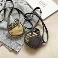 ราคา Adidas Clover กระเป๋าสะพายข้าง กระเป๋าสะพายไหล่ กระเป๋าสะพายใบเล็ก รุ่นใหม่ล่าสุด ทรงสวยโทน กระเป๋ายอดนิยม (8711574013)