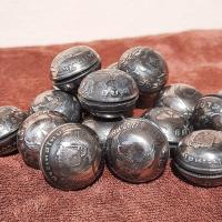 ราคา เหรียญบาทครุฑปี2517และรัชกาลที่9ปี2520ขึ้นรูปใหม่เป็นลักษณะเบี้ย ทรงกลมสวยงาม (17275030841)