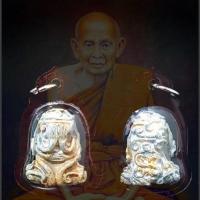 ราคา จี้พระ พระเครื่อง พระปิดตาหลวงปู่เอี่ยม วัดหนัง พิมพ์ยันต์ยุ่ง พุทธคุณ ปกป้องคุ้มครองป้องกันภัย แคล้วคลาด เลี่ยมกรอบพลาสติกกันน้ำ 100 ขนาด2 5 4 0ซม (20292377956)