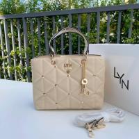 ราคา กระเป๋าถือ Lyn หน้าหมุด รุ่น Tricia Handbag พร้อมสายยาว 10 นิ้ว (11719782676)