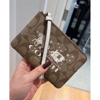 ราคา COACH คล้องมือ Size S แบบ 1 ซิป Signature Coated Canvas with Leather Stripe (21158815926)