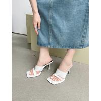ราคา รองเท้าส้นสูงหนังปั้มลายสีเงินเมทัลลิคและสีขาว (20480676156)
