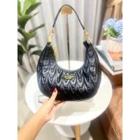 ราคา กระเป๋า Guess ทรงโค้ง hobo พร้อมสายสะพายโซ่ (20452744934)